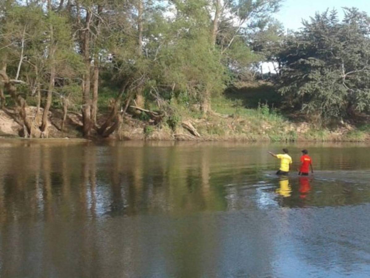 Cuerpos de rescate buscan a niño que cayó en posa de la Villa de San Francisco