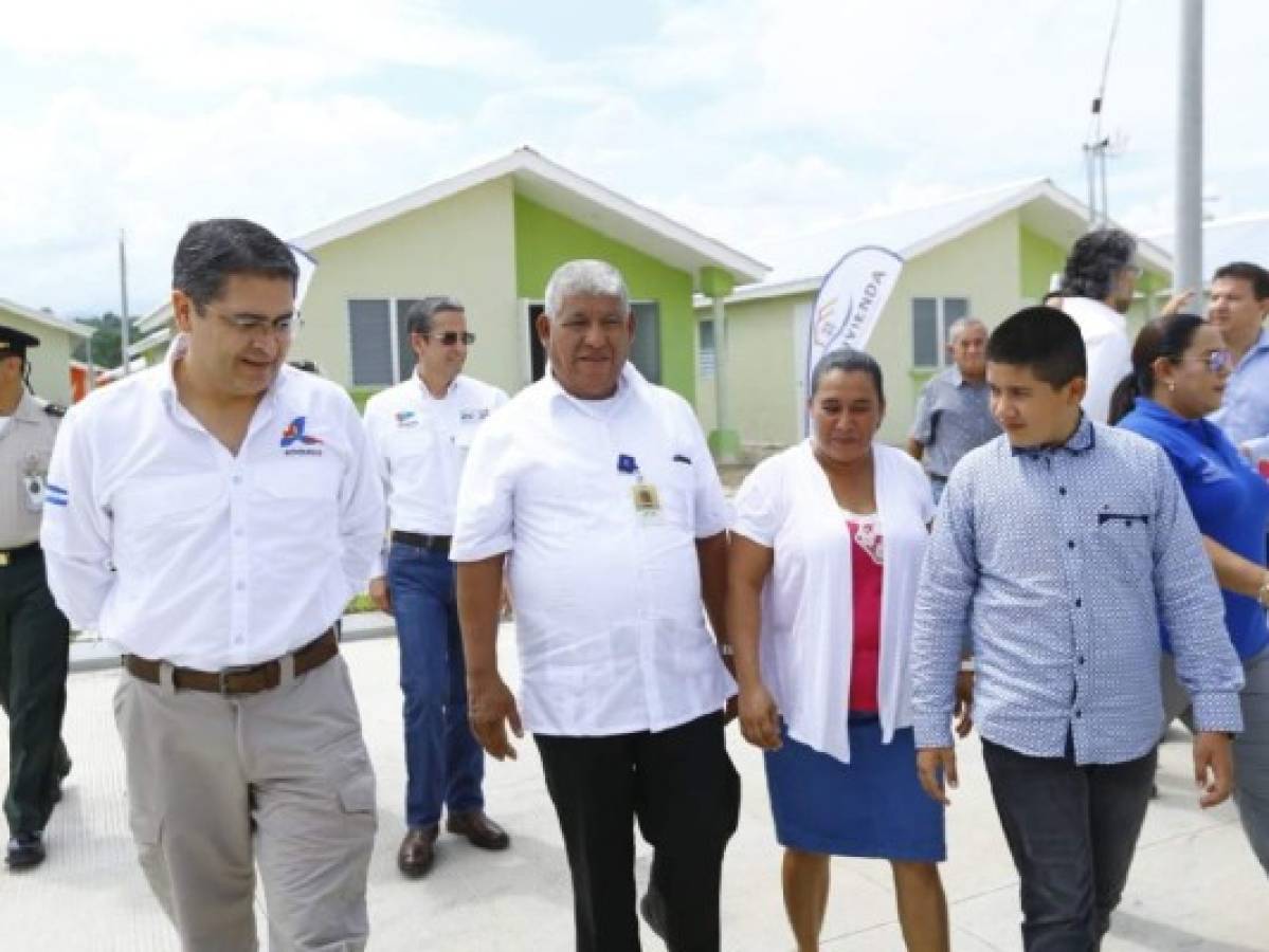 Juan Orlando Hernández entrega 251 viviendas en occidente