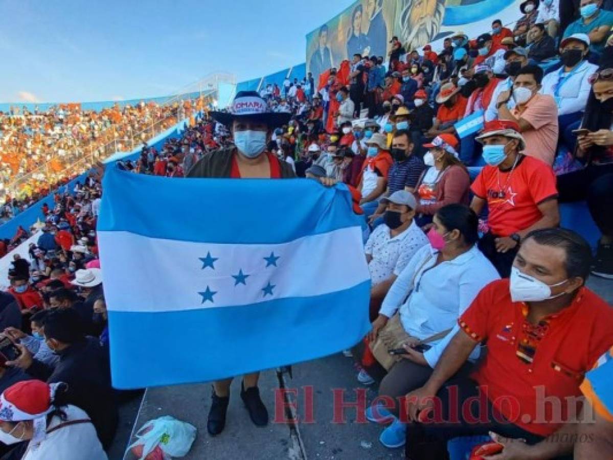 Pancartas y bailes: el ambiente en las graderías del Estadio Nacional durante toma de posesión (Fotos)