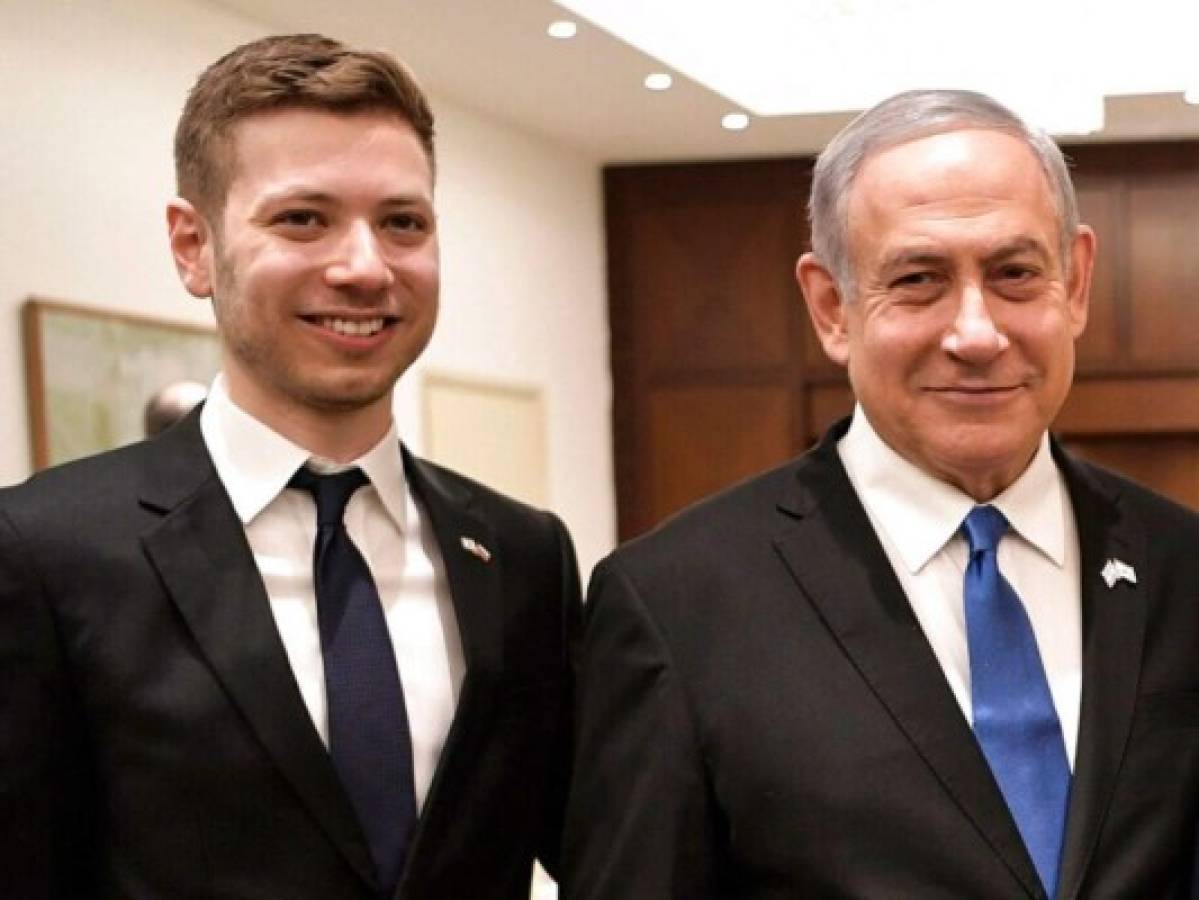 Hijo de ministro israelí juzgado por corrupción sale a su defensa