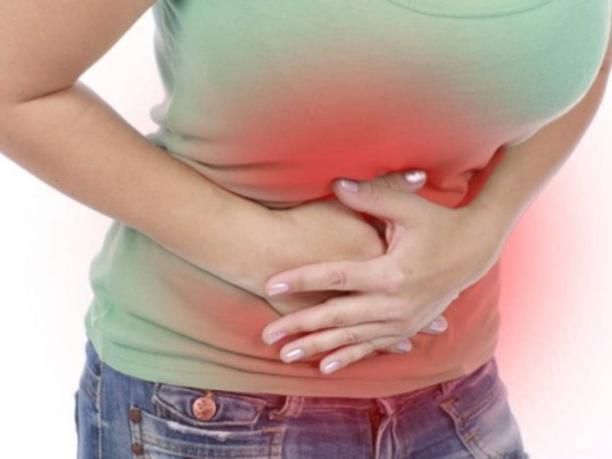 La gastroenteritis se transmite de manera fácil y sus síntomas son variados en todo el cuerpo, pero lo más fuerte es dolor abdominal, cólicos, diarrea, indigestión, deshidratación y pérdida de peso.