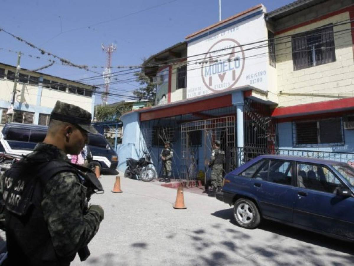 Bajo resguardo militar reanuda las enseñanzas el Instituto Modelo