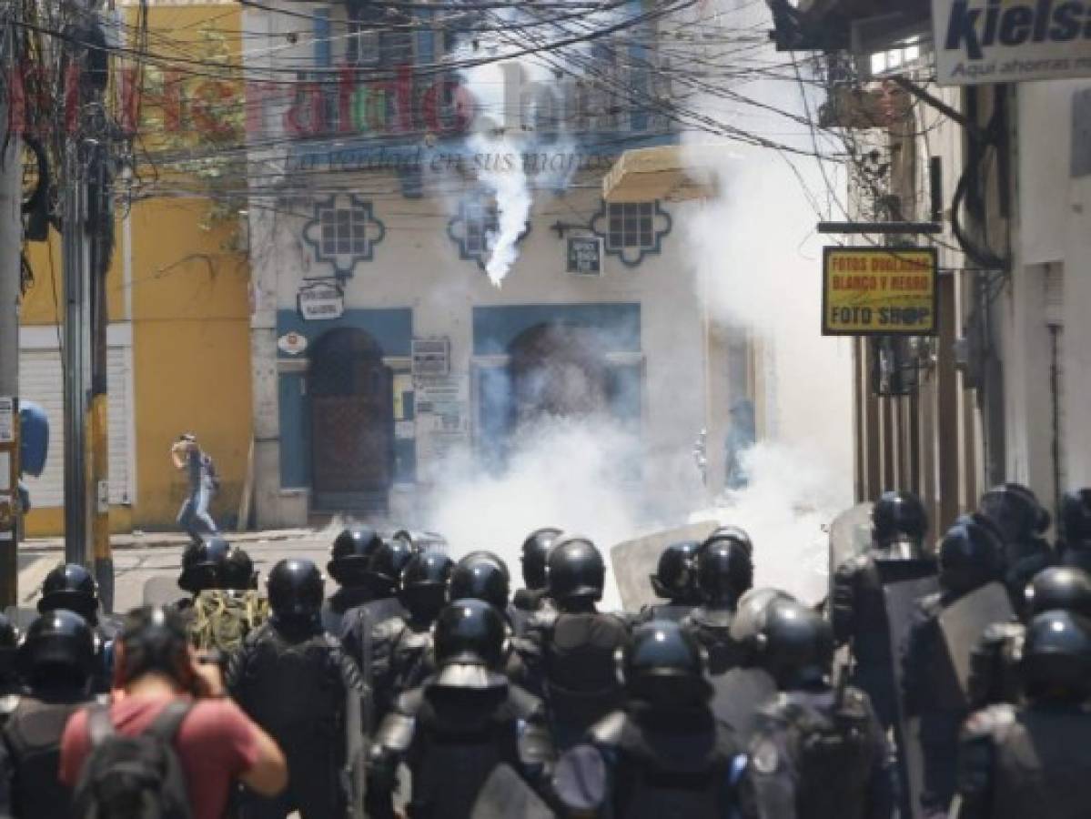 Manifestantes y policías se enfrentan en una batalla campal en el centro de Tegucigalpa