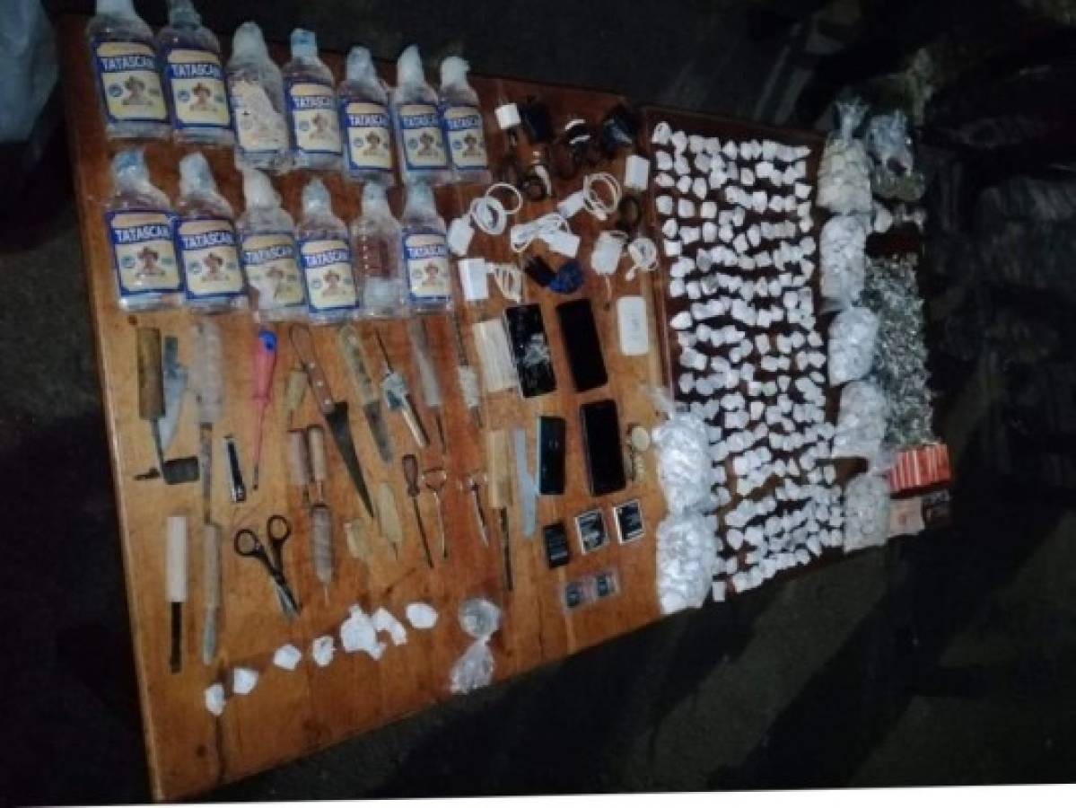 Botellas de aguardiente y envoltorios de droga también formaban parte de las sustancias encontradas a los reclusos.