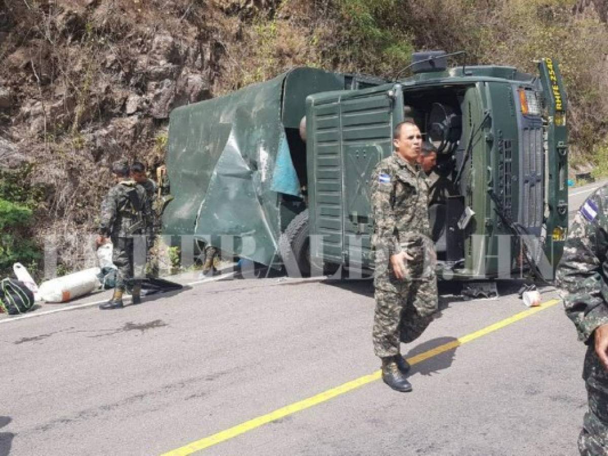 Al menos 28 elementos del Ejército hondureño heridos tras volcar camión en San Francisco de La Paz, Olancho