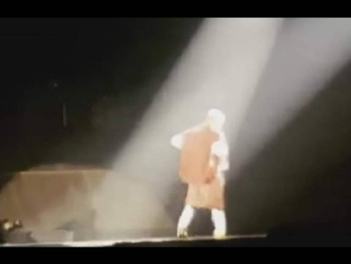 VIDEO: Justin Bieber se cae en pleno concierto en Canadá