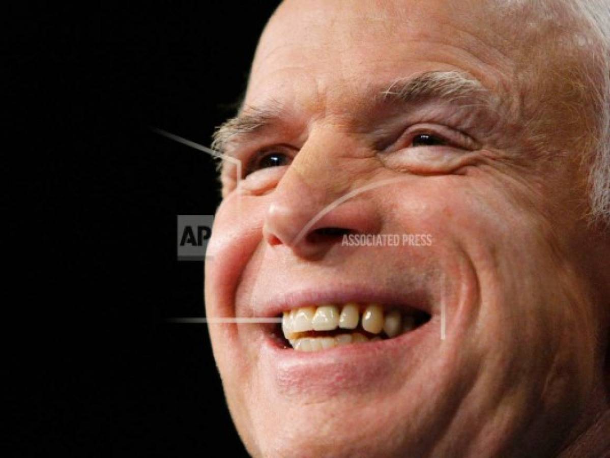 Senador John McCain decide dejar su tratamiento para el cáncer  