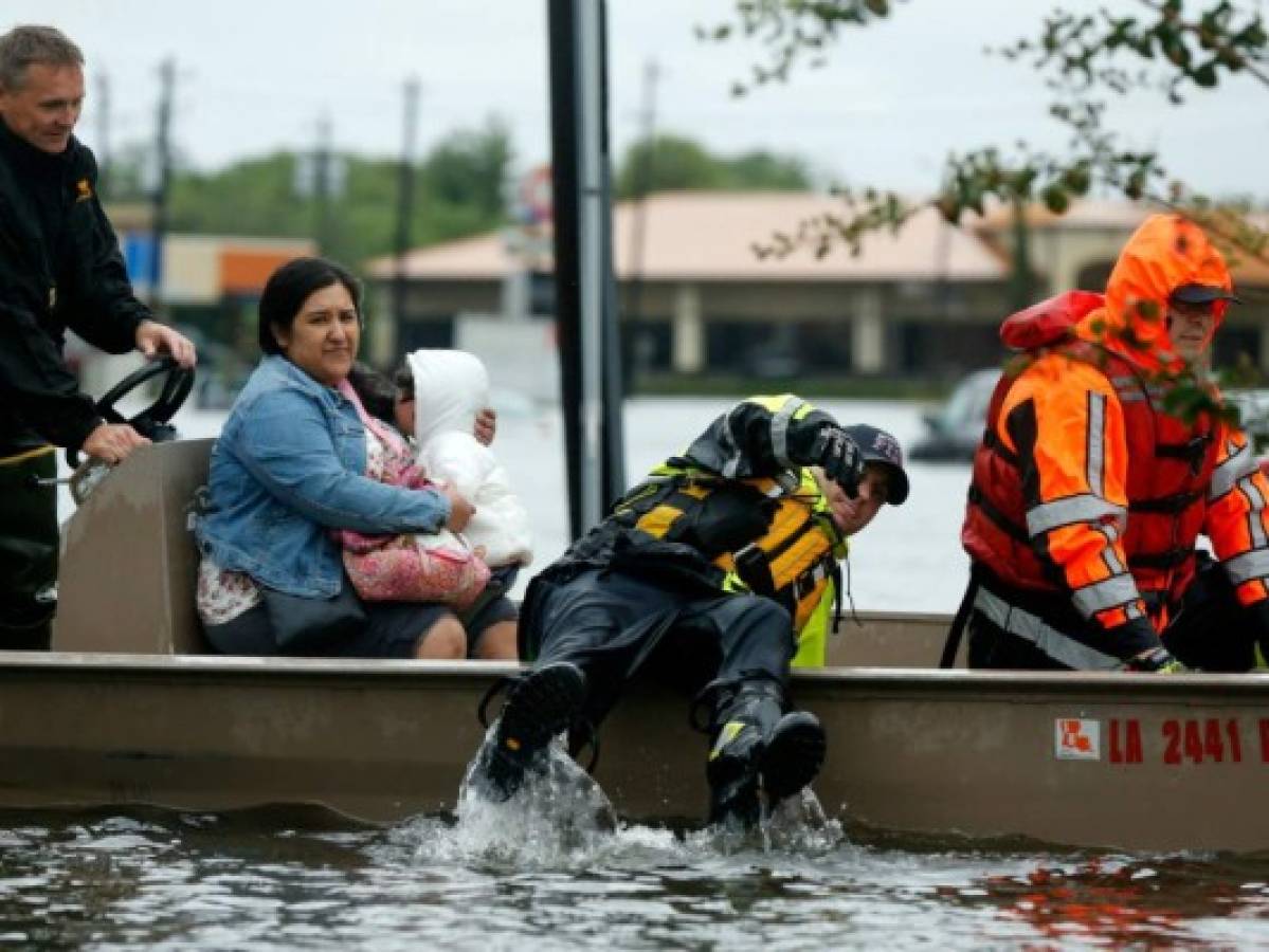 Policía de Houston muere atrapado en su patrulla durante paso de Harvey