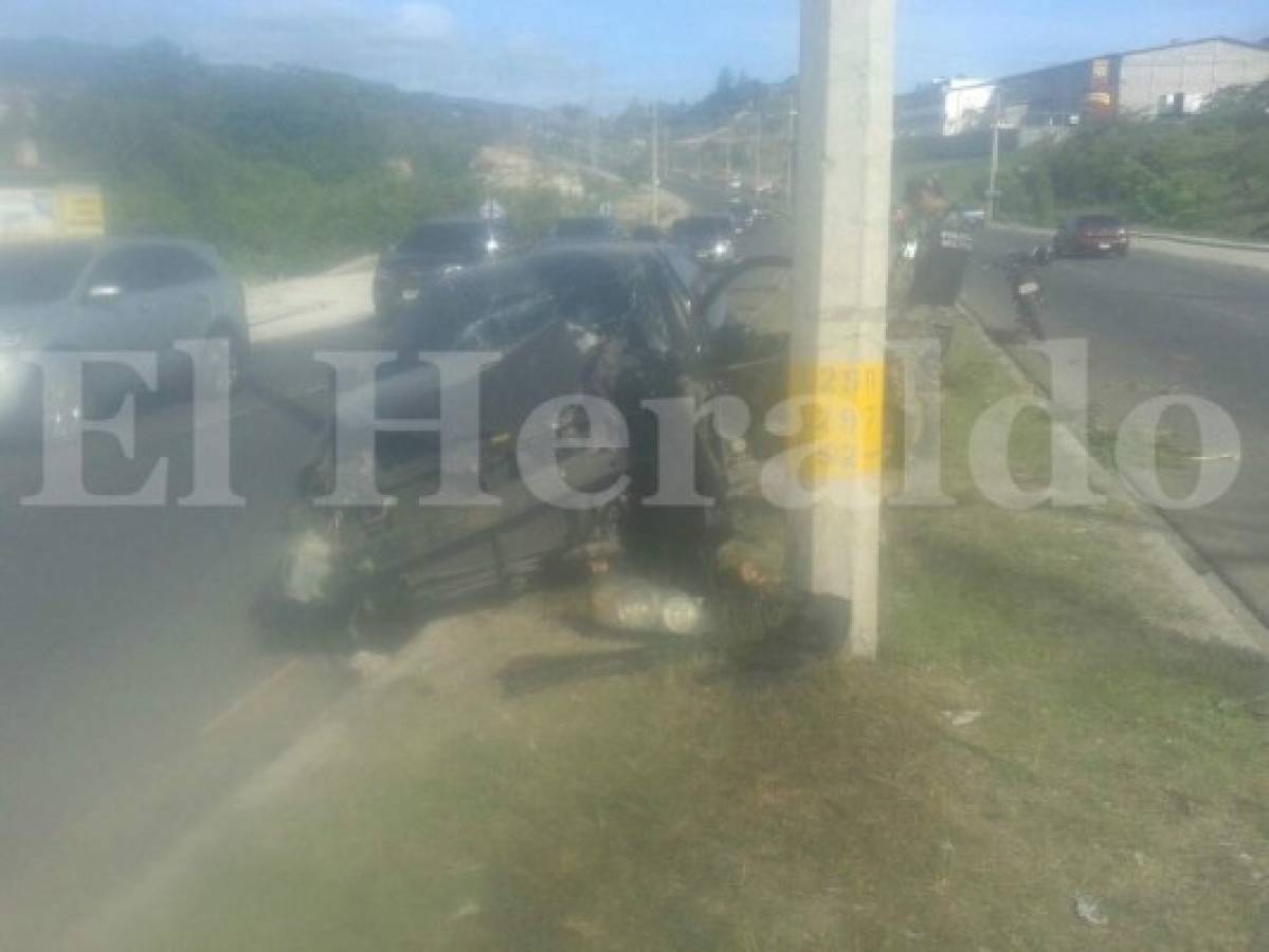 Mujer herida tras impactar contra un poste de luz en el anillo periférico