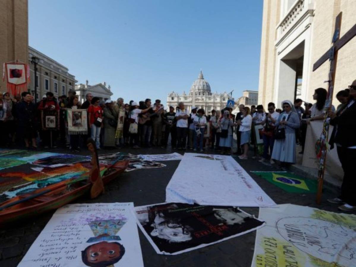 Roban estatuas amazónicas en iglesia del Vaticano