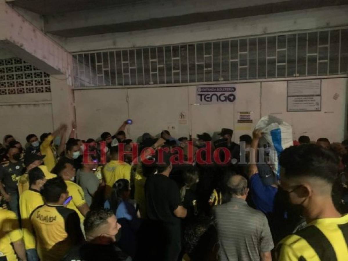 VIDEO: Cierran los portones del Morazán y numerosos aficionados se quedan afuera  