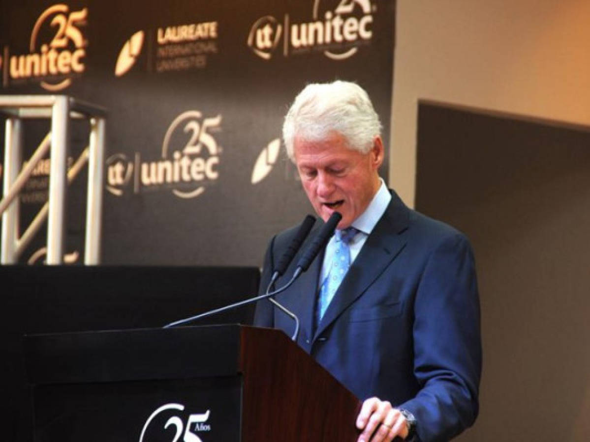 Bill Clinton exhorta a políticos a atender problemas de nación