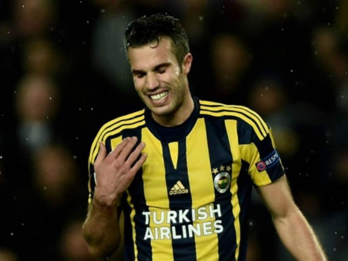 El ojo de Van Persie no sufre daños tras un golpe en partido con el Fenerbaçhe