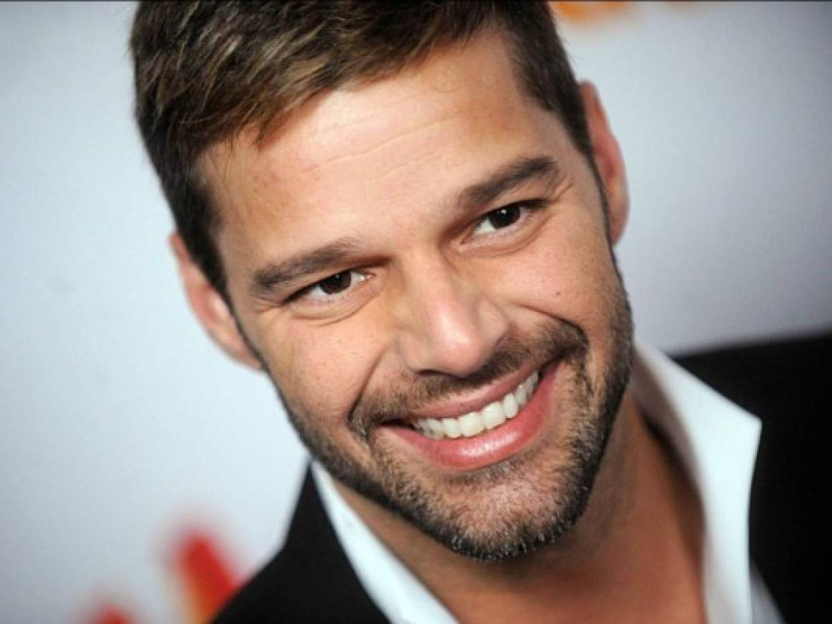 Mujer paga 90 mil dólares por un beso de Ricky Martin