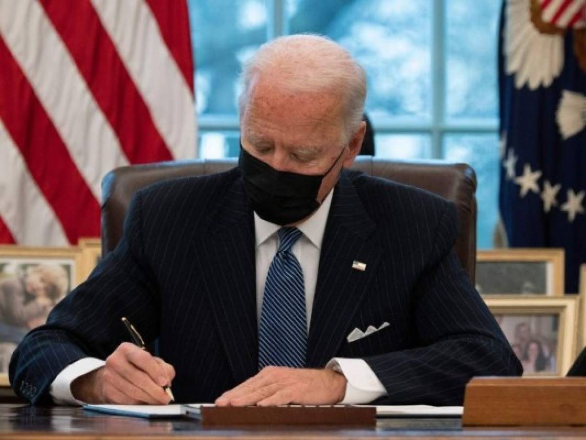 Biden anula prohibición de Trump de que personas transgénero sirvan en las FFAA