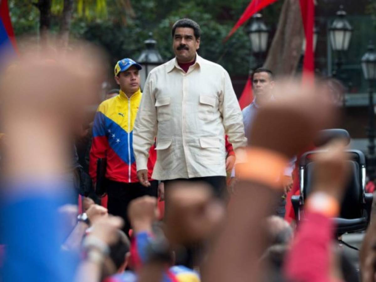 Miles de opositores firman por referendo a Maduro