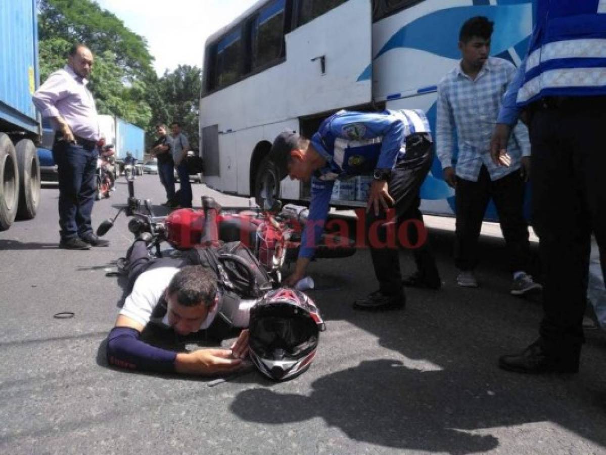 Caos vehicular en la salida al sur de la capital tras choque entre bus y motocicleta