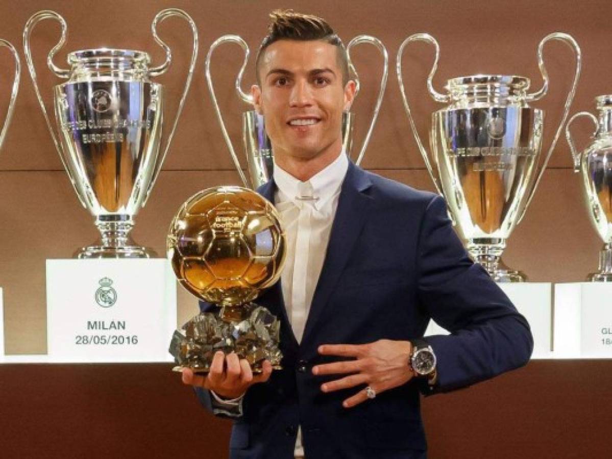 Cristiano cerró con un triplete que decidió el Mundial de Clubes en favor del Madrid, un 2016 que queda como el mejor año de su carrera en títulos, vencedor de su cuarto Balón de Oro y ganador de la Eurocopa con Portugal y la Champions y Supercopa de Europa con el Real Madrid.