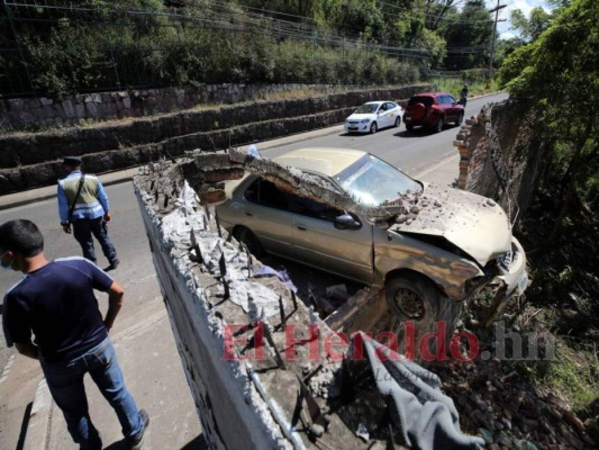 Conductor pierde el control y casi cae a un abismo frente al estadio El Birichiche  