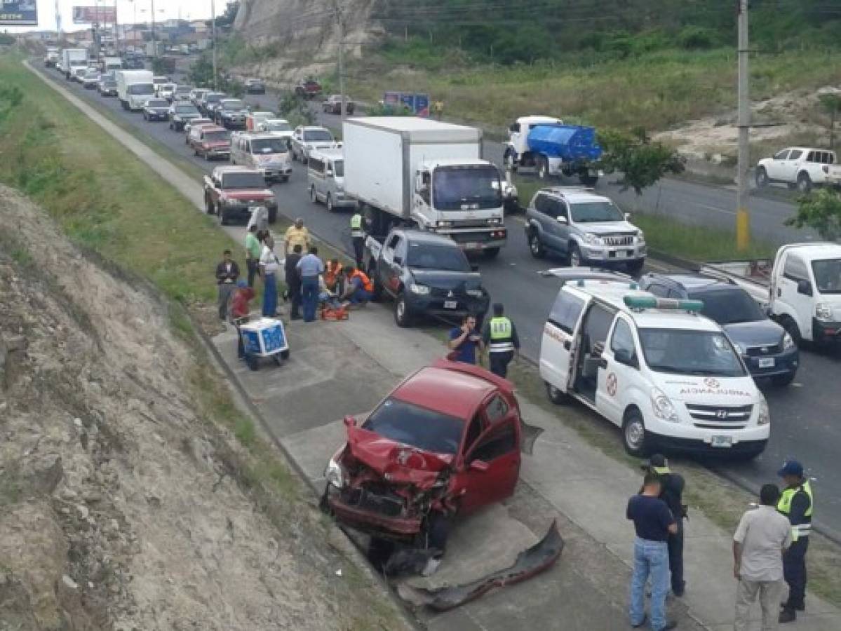 Un lesionado en colisión de cinco carros en anillo periférico