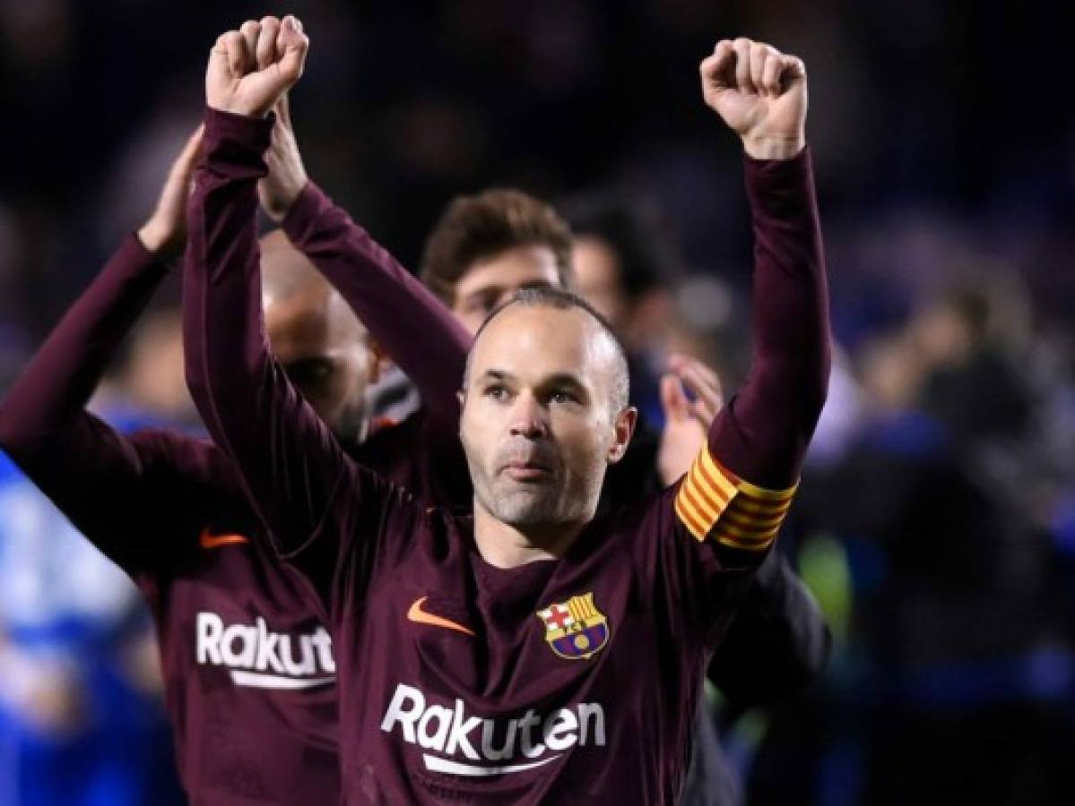 Hinchas culés le regalan a Iniesta una espectacular ovación previo a su adiós