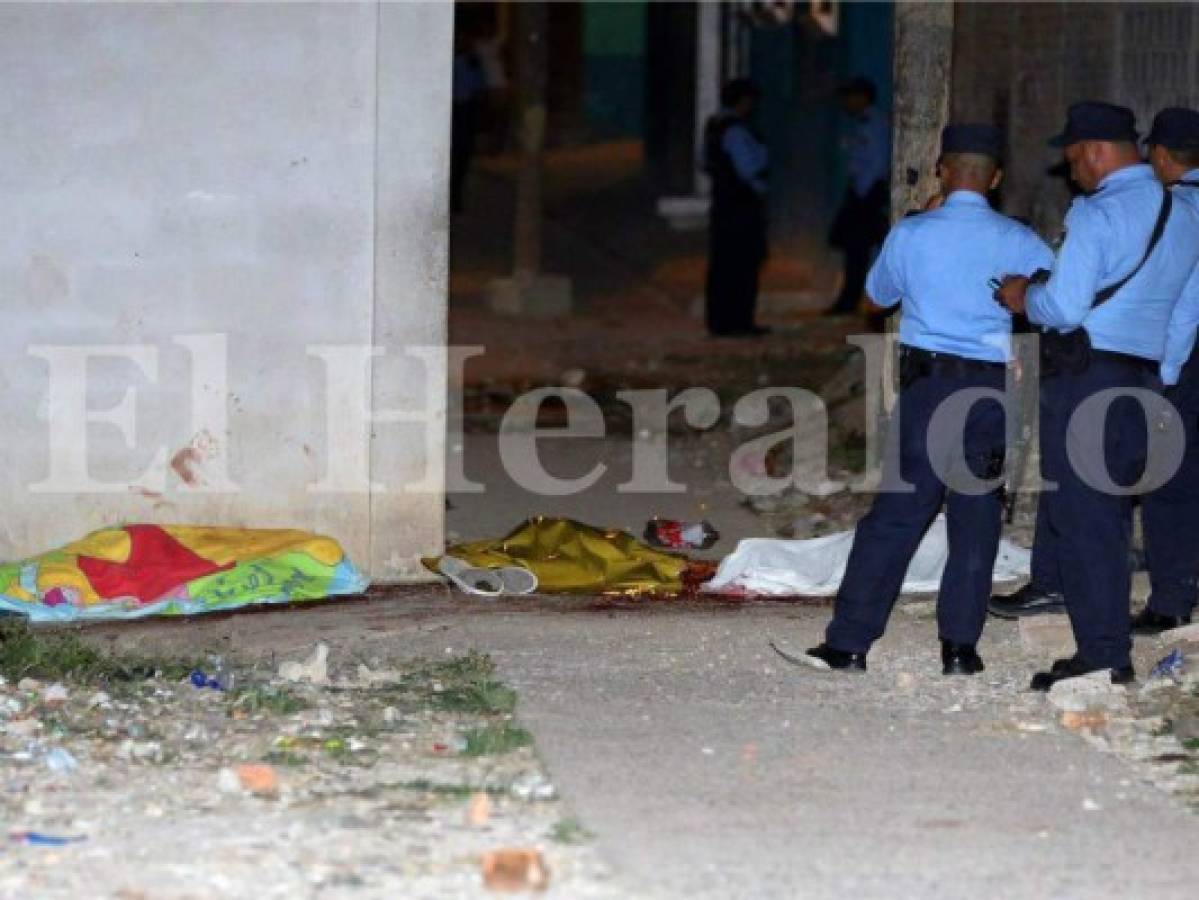 Los cuerpos sin vida de las víctimas mortales quedaron tendidos en los callejones de la colonia Arturo Quezada, foto: El Heraldo.