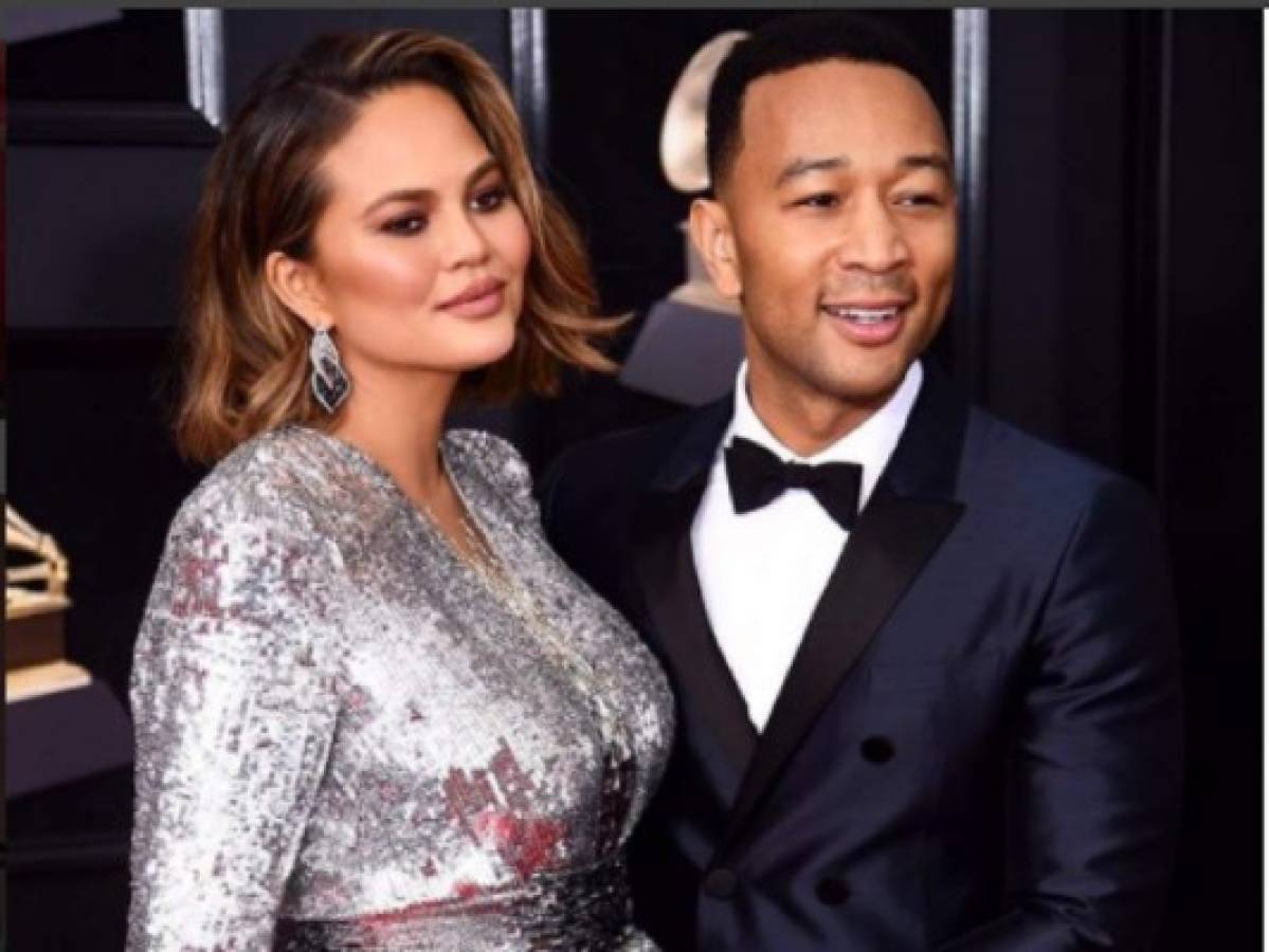 Chrissy Teigen explica por qué no utiliza el apellido de su esposo, John Legend