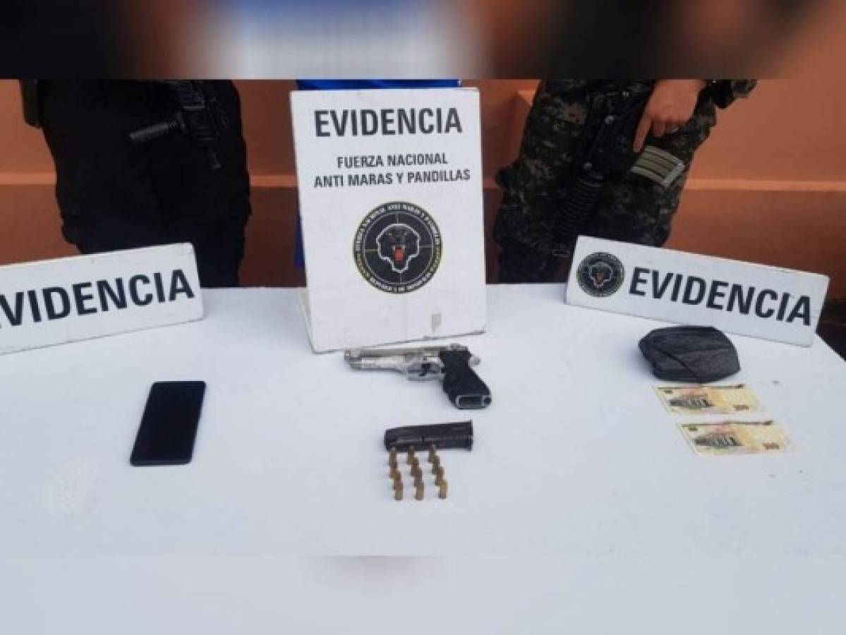 Las autoridades decomisaron un arma de fuego, proyectiles y dinero en efectivo.