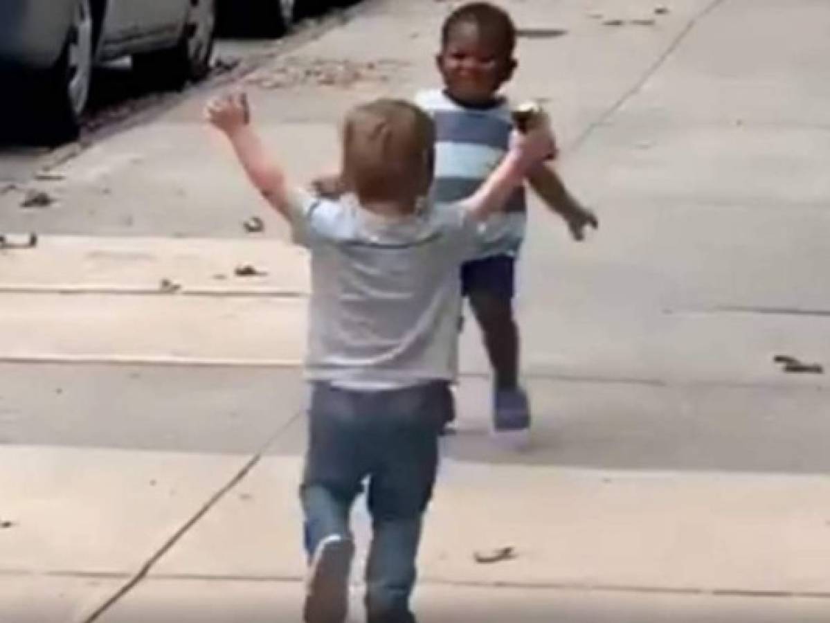 VIDEO: Se viraliza rencuentro de dos niños en su primer día de clases