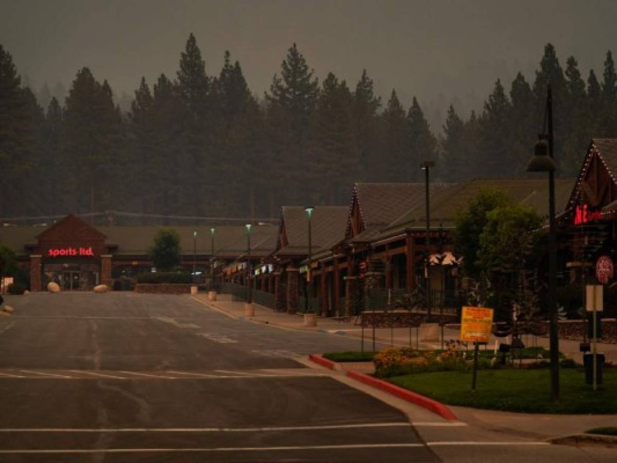 Levantan orden de evacuación por incendio en Lake Tahoe