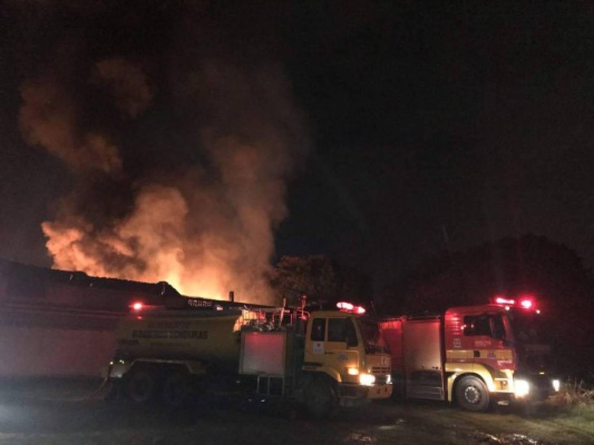 Incendio consume bodega de plásticos en San Pedro Sula