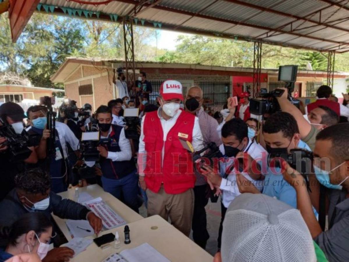 Luis Zelaya llega a votar junto a su esposa y su perrita Kemba (FOTOS)