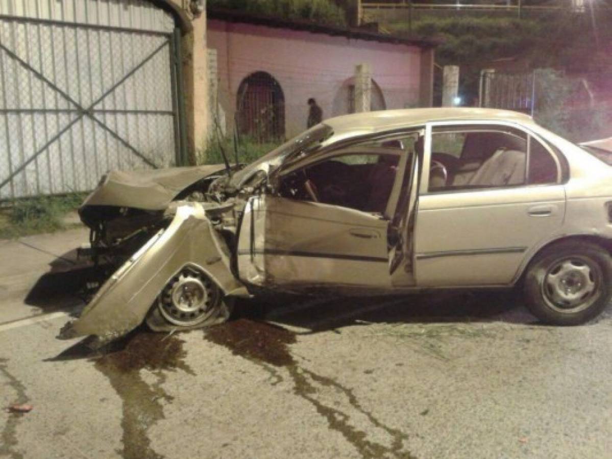 Trabajadores de taller de pintura chocan en carro de cliente en la capital