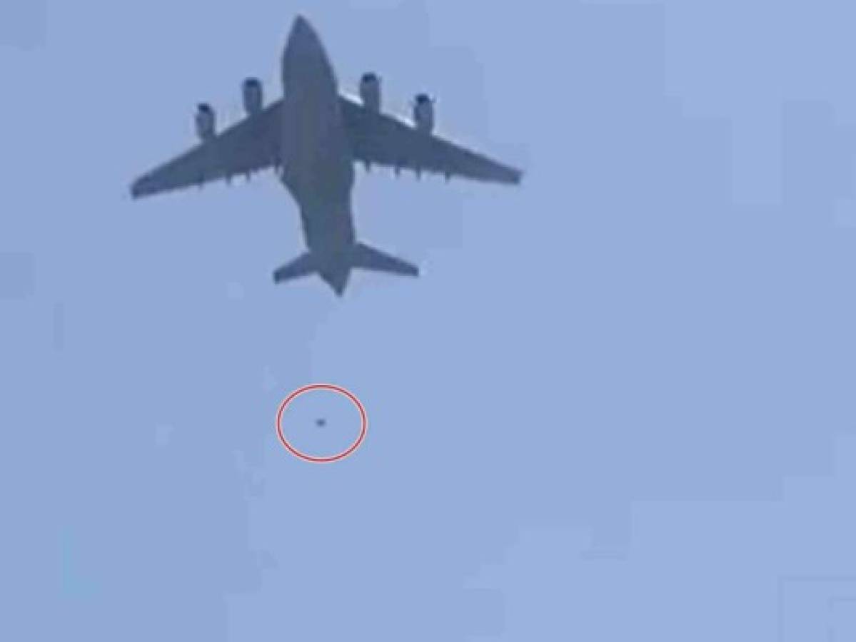 Afgano graba video colgado de un avión de EEUU que salió de Kabul  