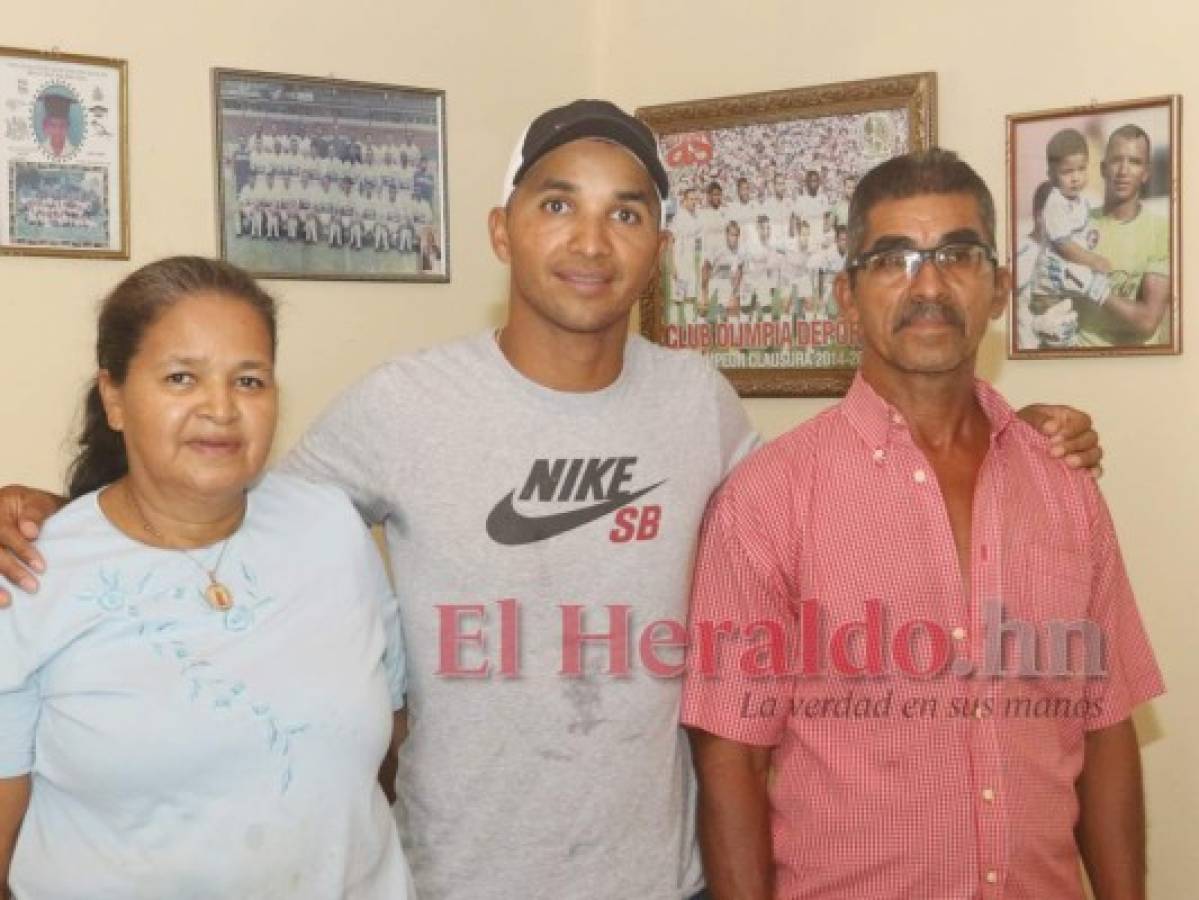 Donis Escober junto a sus padres.