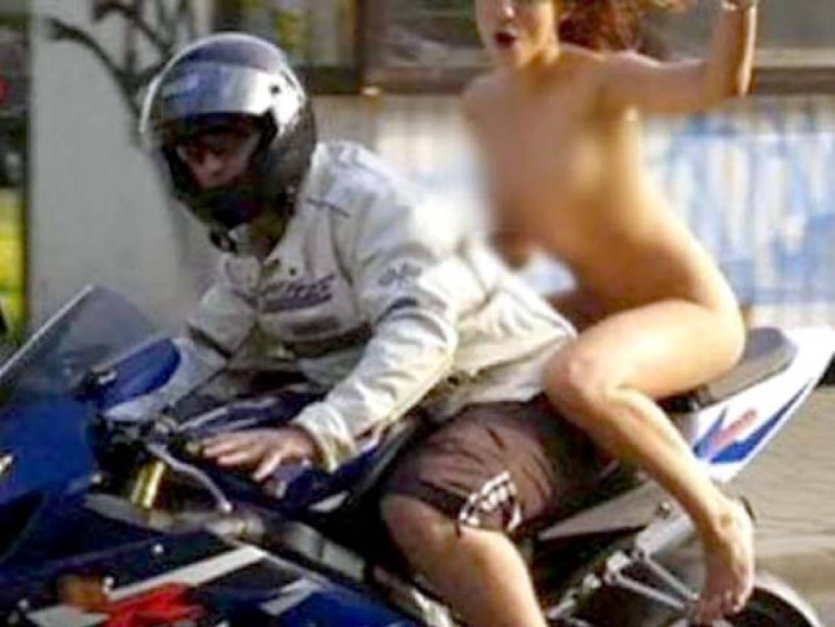 Motociclista desnuda