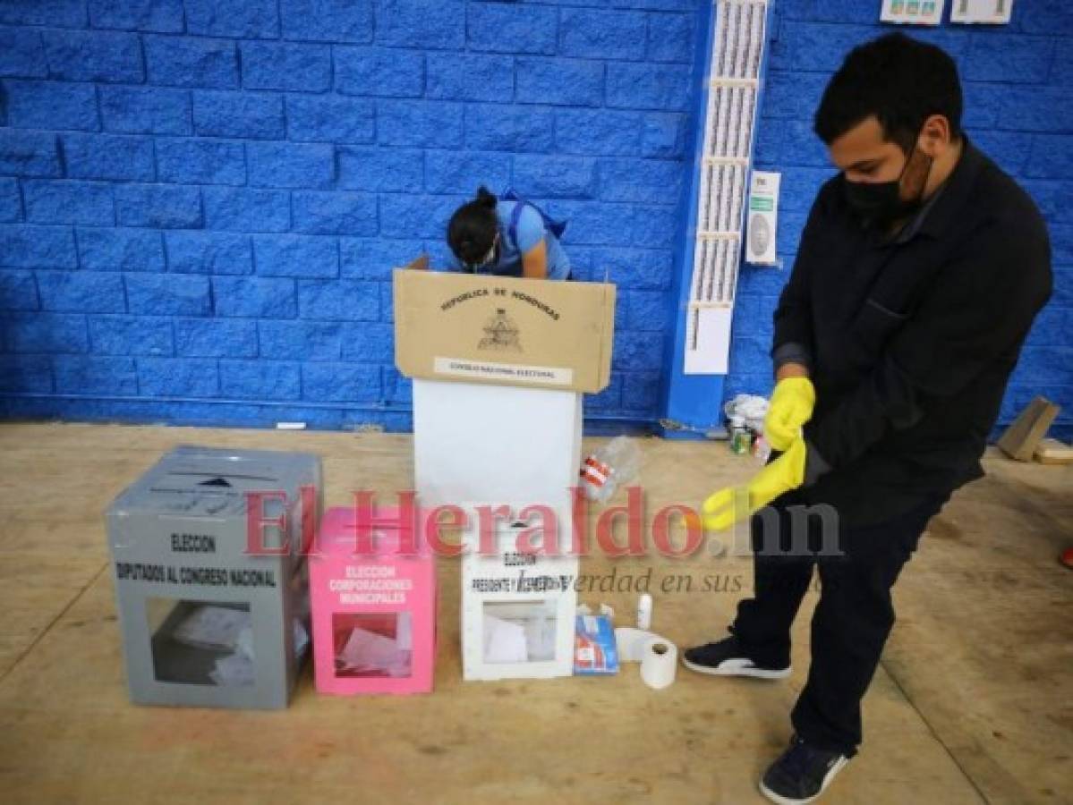 Con las urnas en el suelo se desarrollan las elecciones en la Villa Olímpica (FOTOS)