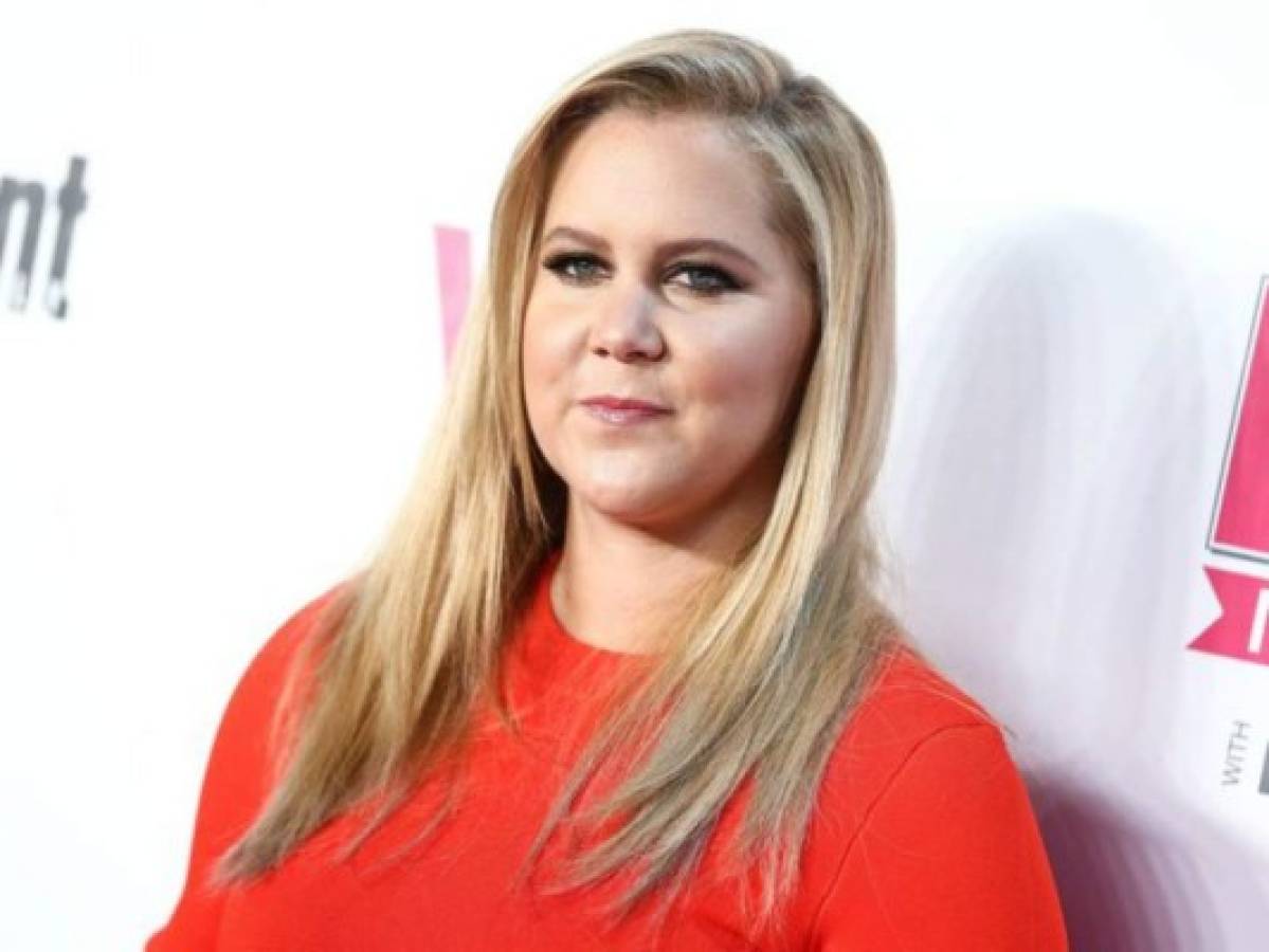 Amy Schumer se convierte en una sensual barbie de talla grande