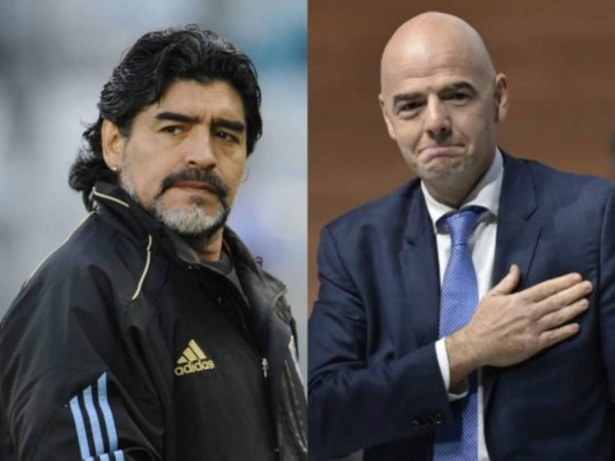 El presidente de la FIFA Gianni Infantino se acerca a Diego Maradona