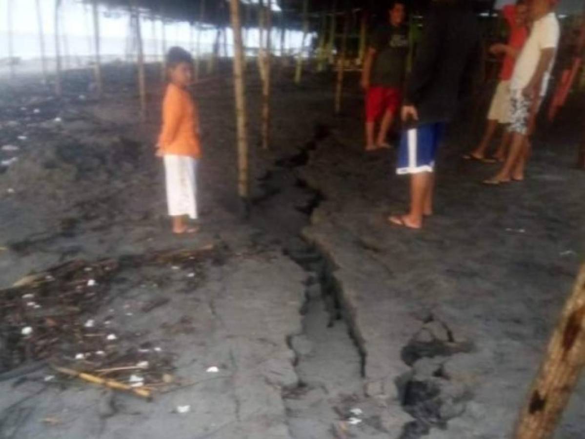 Grieta en playa La Puntilla alerta a pobladores salvadoreños tras fuerte sismo  