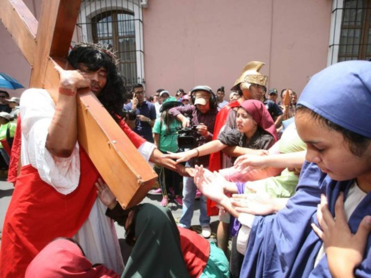 Realidades que afectan a Honduras fueron representadas en el Vía Crucis