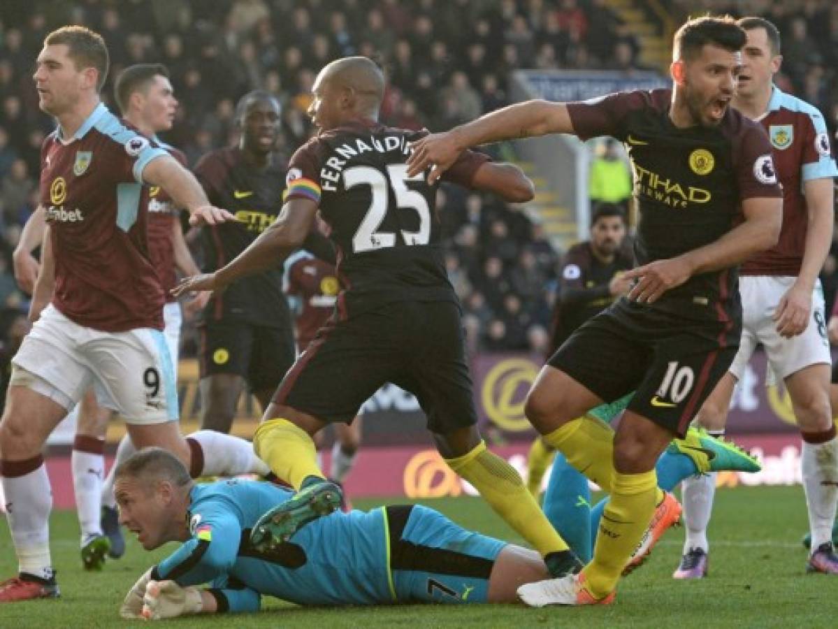 El City se coloca líder tras remontar ante el Burnley (2-1) con doblete de Agüero