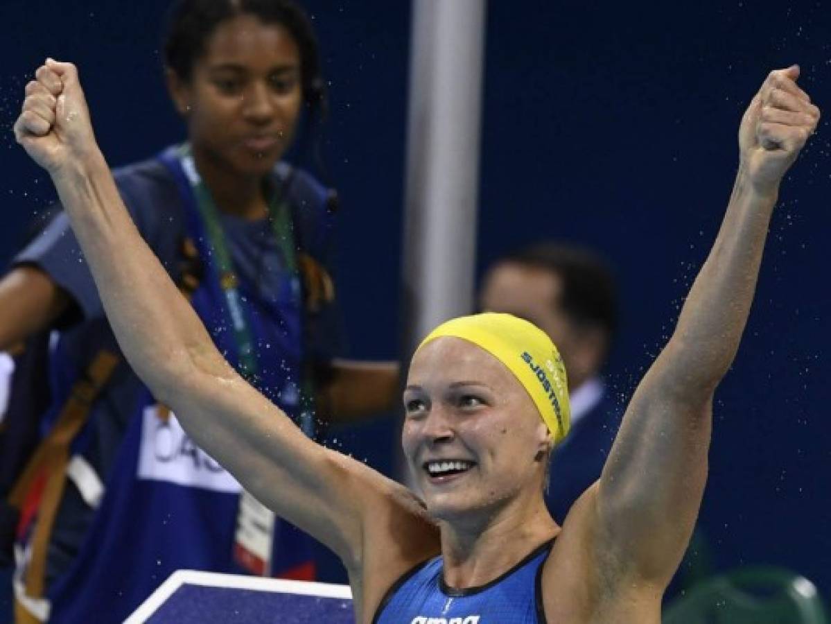 Sueca Sjostrom gana oro en 100m mariposa con nuevo récord mundial