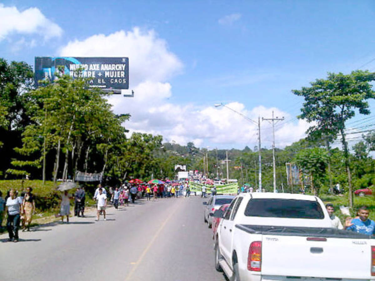 Maestros cumplen jornada de protestas y bloquean carreteras en Honduras