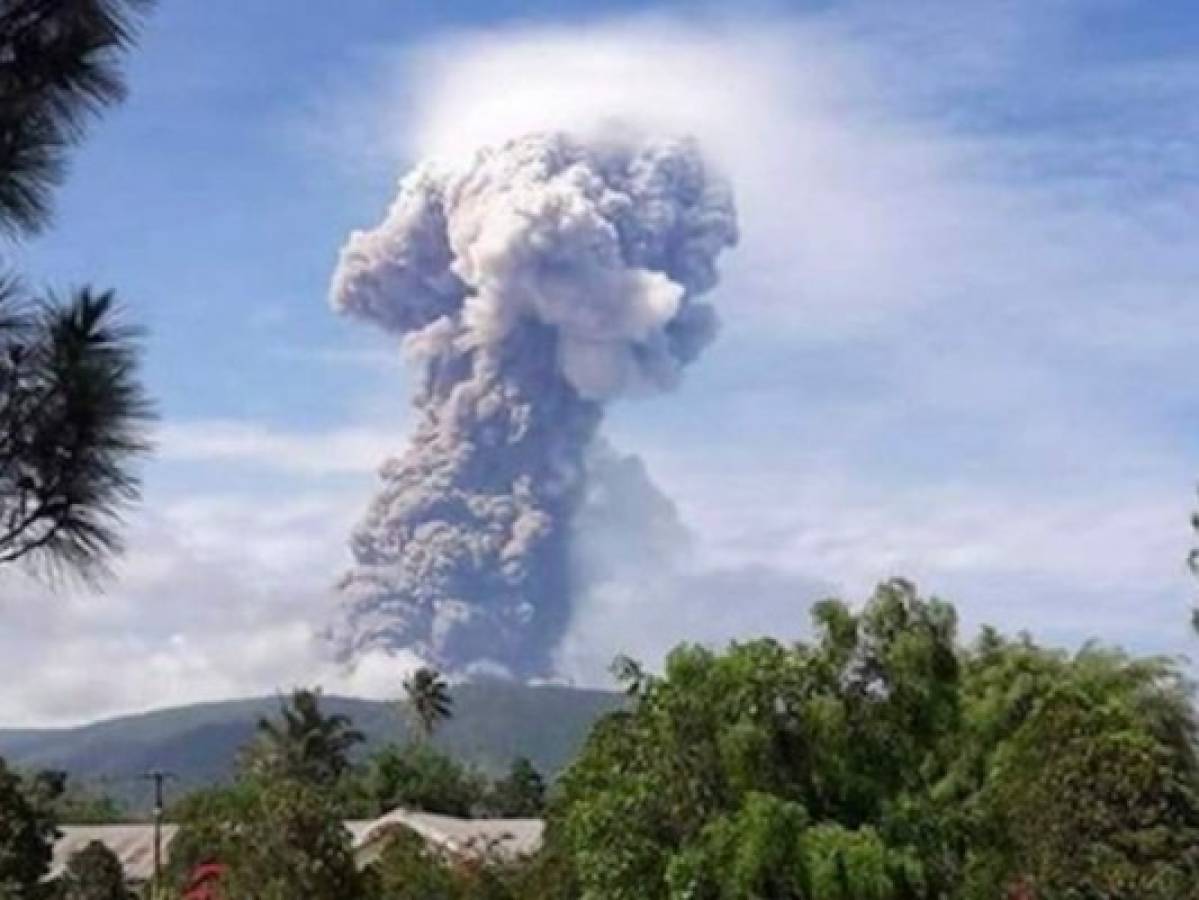 Hace erupción volcán Sotupan en Indonesia; autoridades emiten alerta para la zona  