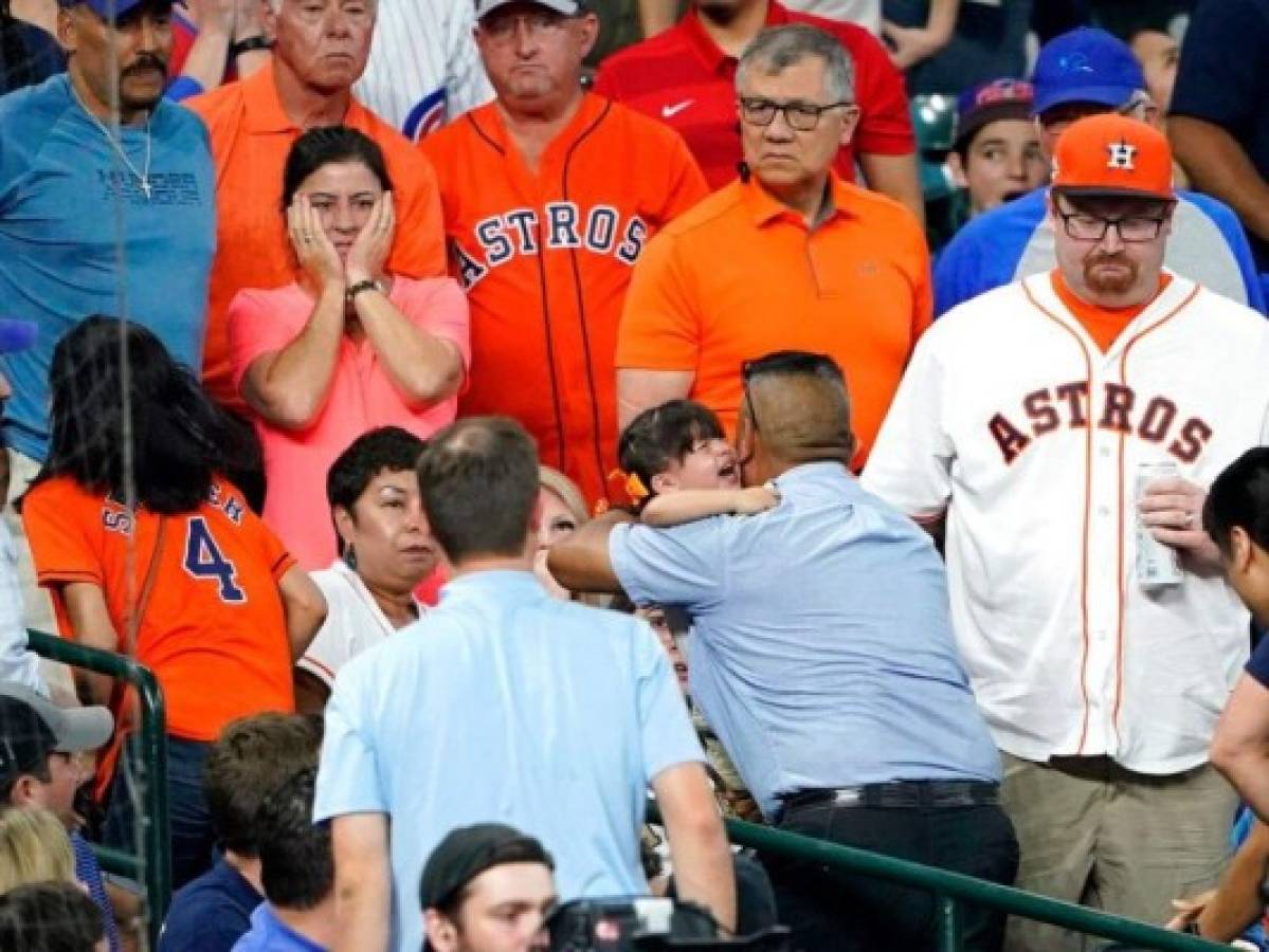 Niña sufre pelotazo durante juego Cachorros-Astros  