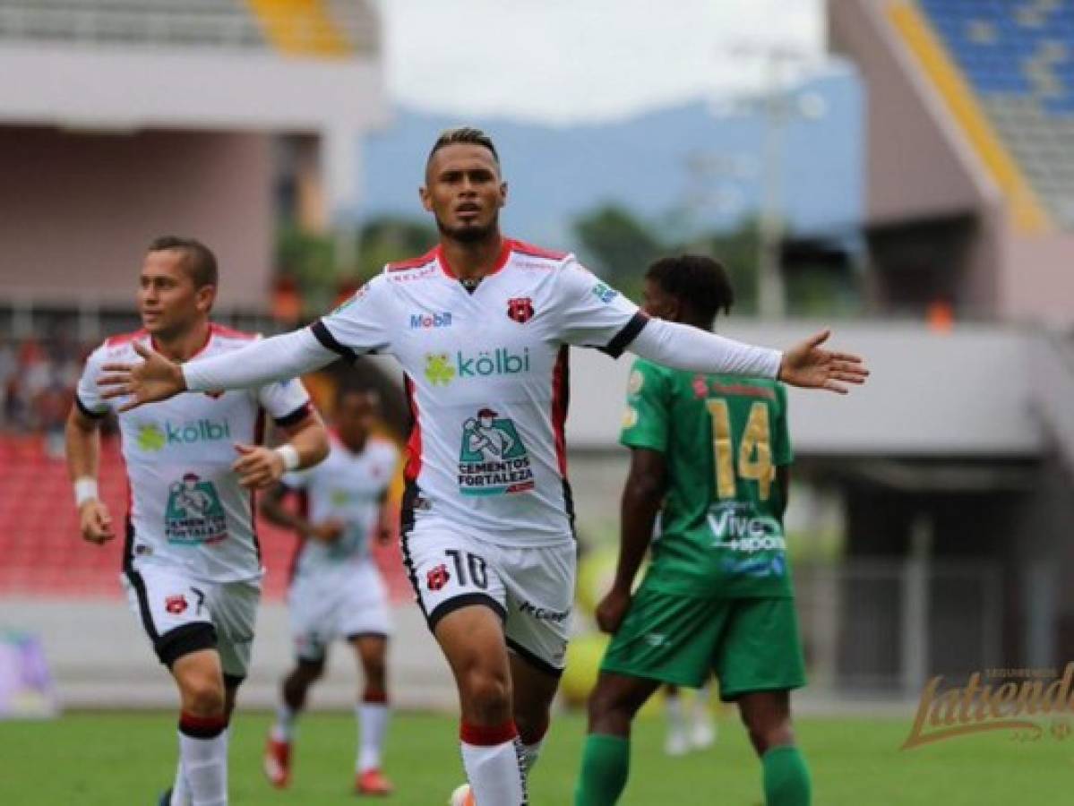 Liga Alajuelense gana 2-1 ante Limón con actuación de los catrachos