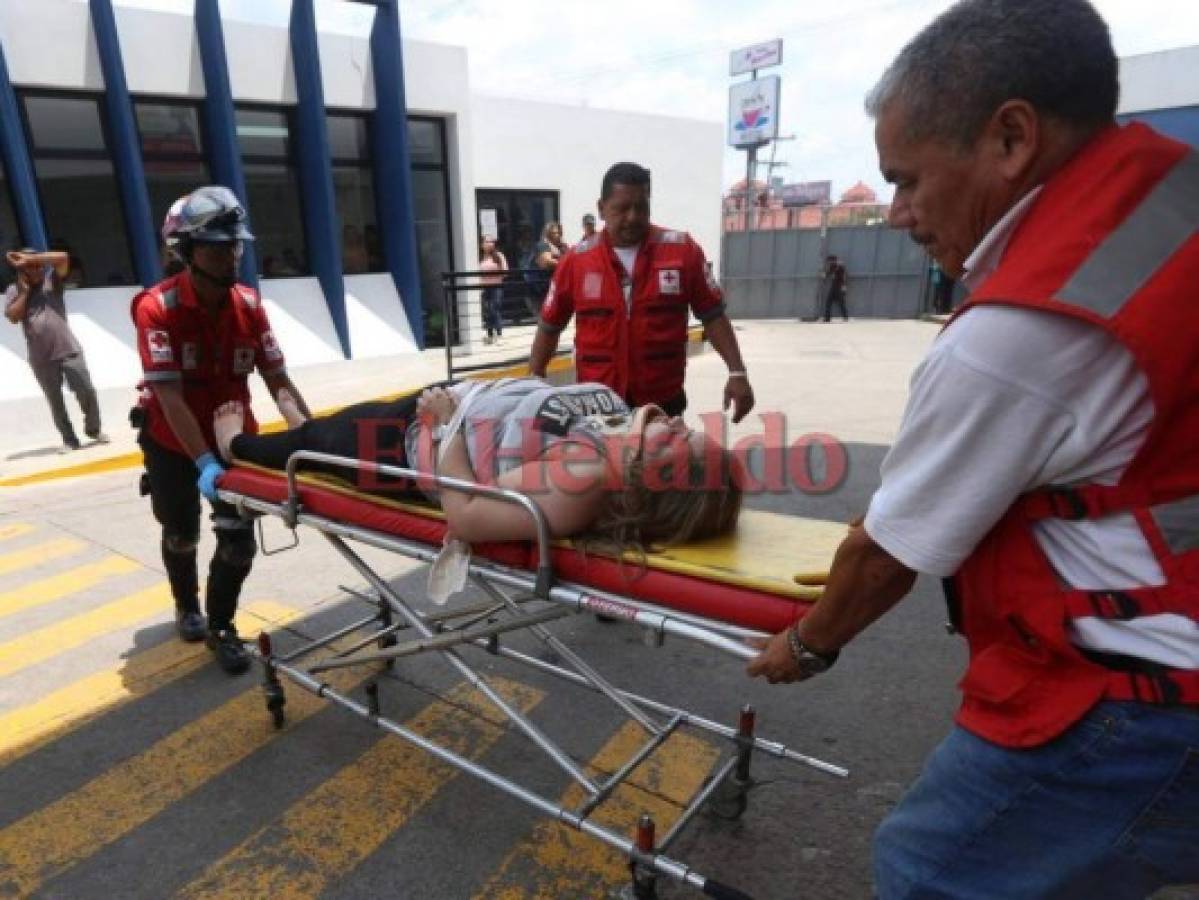 Momento en que Norma Gabriela González ingresa al Hospital Escuela Universitario. Foto Alex Pérez| EL HERALDO