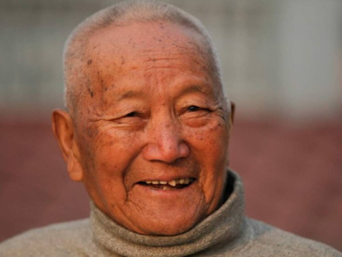 Muere hombre de 85 años tratando de escalar el Everest