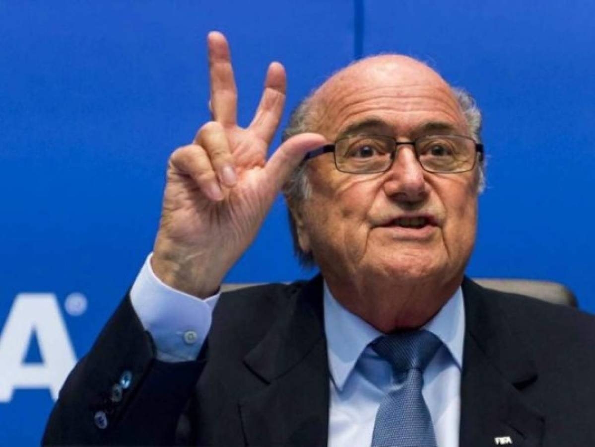 Un programa informático especial detectó el polémico pago de Sepp Blatter a Michelle Platini